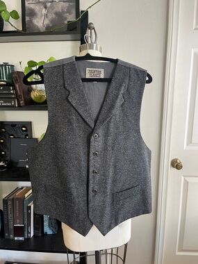 Frontier Classics Men's Gray chevron Western Vest size Medium , like new